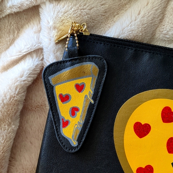 Luv Betsy betsy Johnson pizza my heart tech pouch - Picture 4 of 9